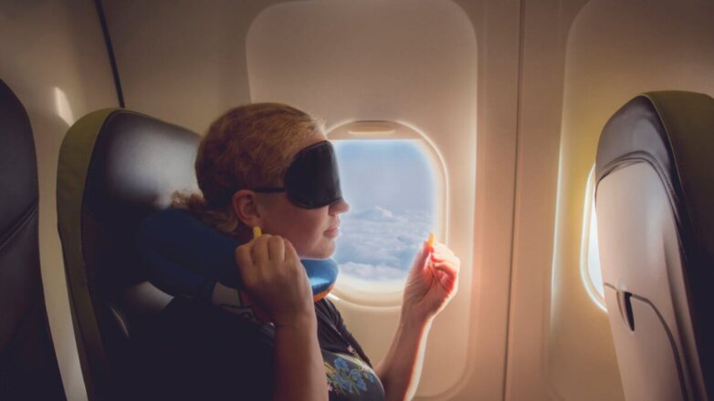 Туристы назвали лучшие способы уснуть в самолёте