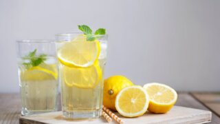 Названы плюсы использования воды с лимоном натощак