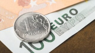 Курс евро впервые поднялся до уровня сентября 2019 года