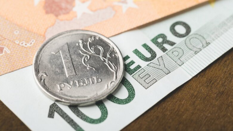 Рубль продолжил снижение к доллару и евро вечером в среду