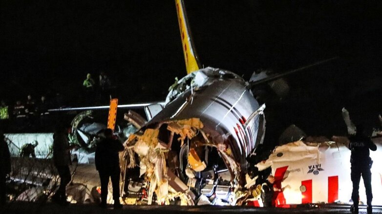 В Стамбуле в результате жёсткой посадки самолёта погибли три человека