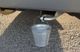 Раскрыто предназначение висящего на бампере машины ведра