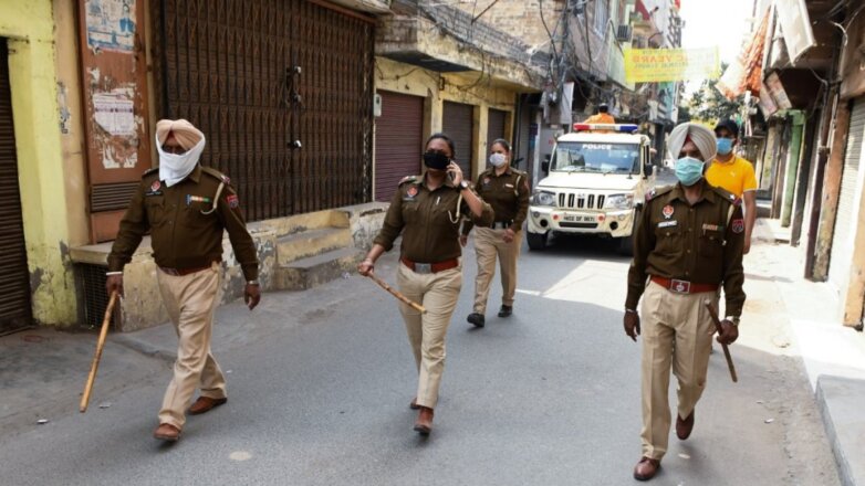 Индия коронавирус карантин полиция