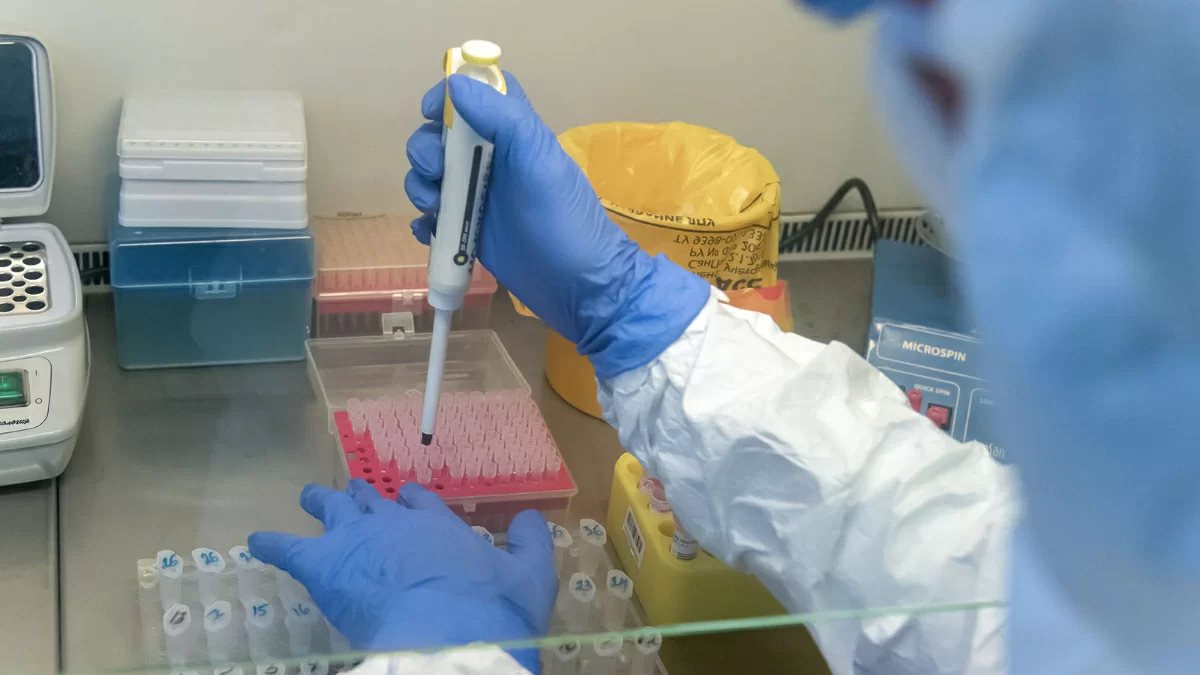 Лаборатория вакцина коронавирус вирусолог рука