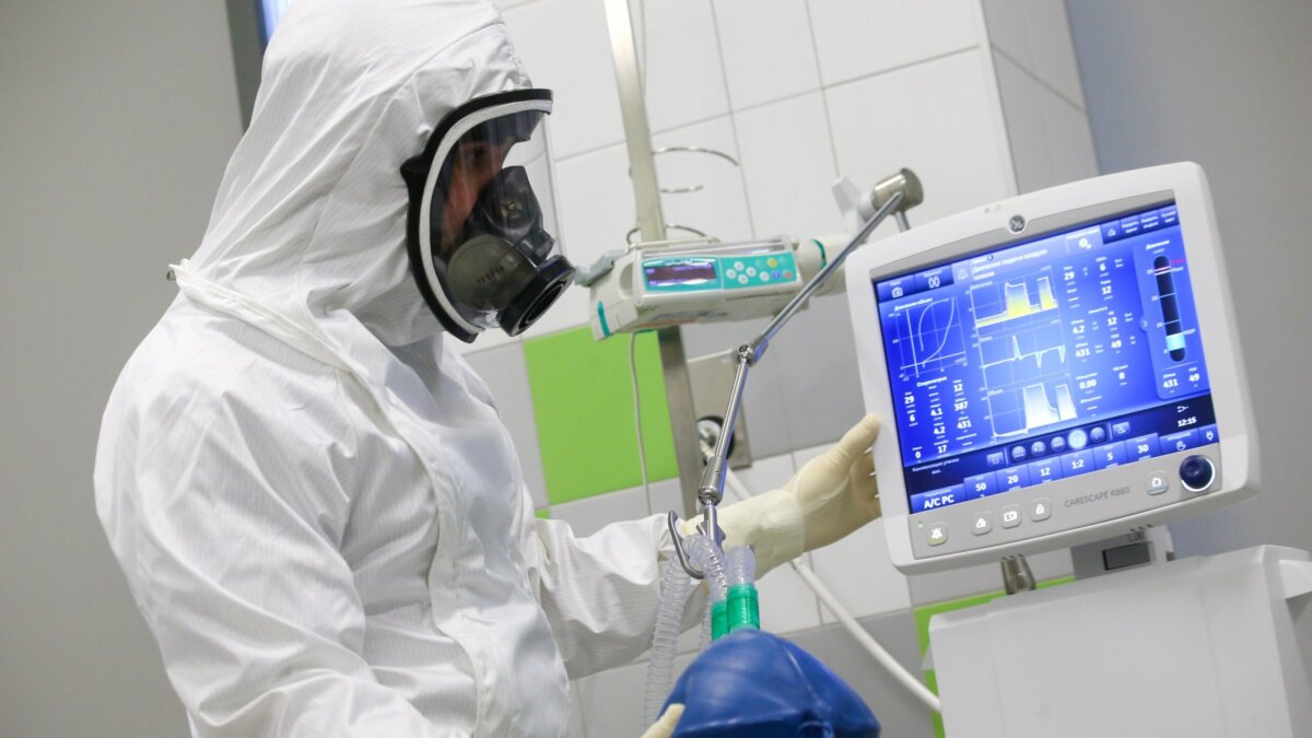 коронавирус защитный костюм больница врач оборудование