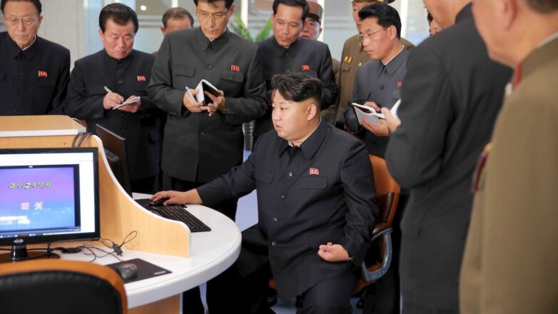 Глава КНДР Ким Чен Ын в окружении военных.