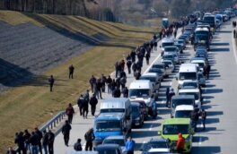 Появилось видео километровых очередей на украинско-польской границе