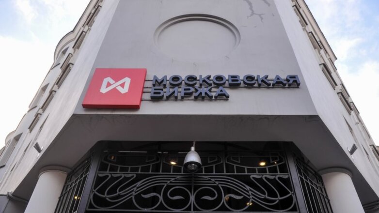 Мосбиржа возобновила торги на валютном рынке и рынке драгметаллов
