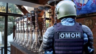 В Москве силовики задержали 70 человек в кальянной