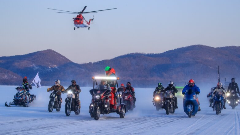 Смельчаки устроили гонки по замерзшему Байкалу