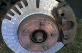 Автолюбителям объяснили причины рывков при торможении