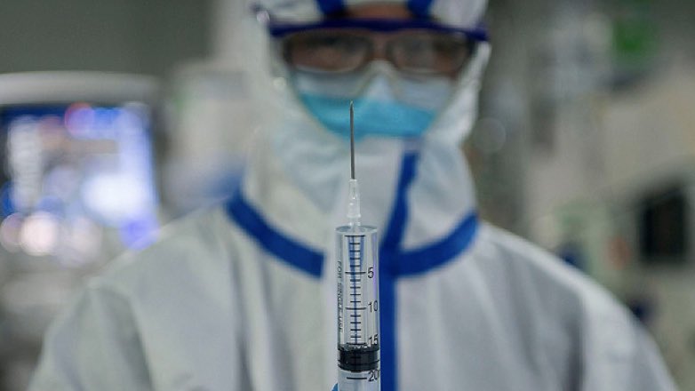 Китай начал испытывать на людях первую вакцину против коронавируса