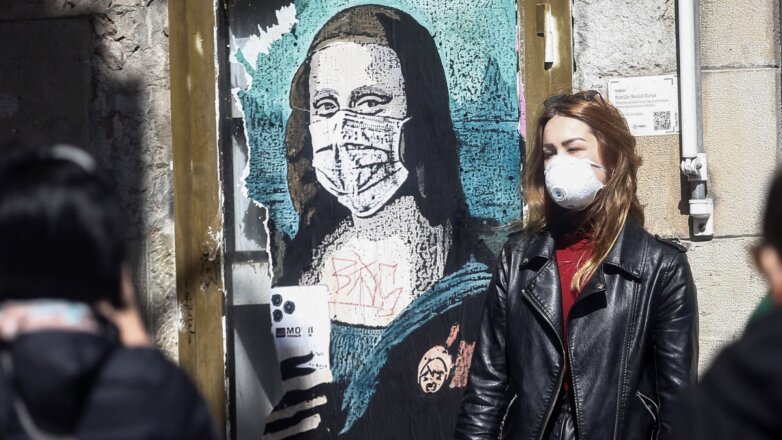 коронавирус граффити Джоконда Барселона