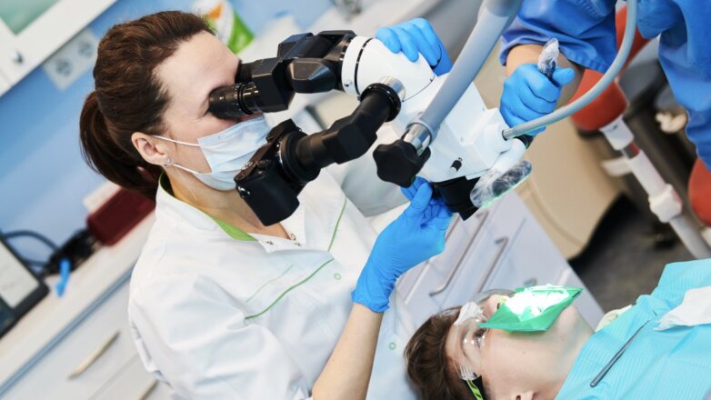Эксперт оценил риск заражения коронавирусом на приеме у стоматолога