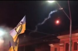 Украинские радикалы обстреляли российское посольство в Киеве
