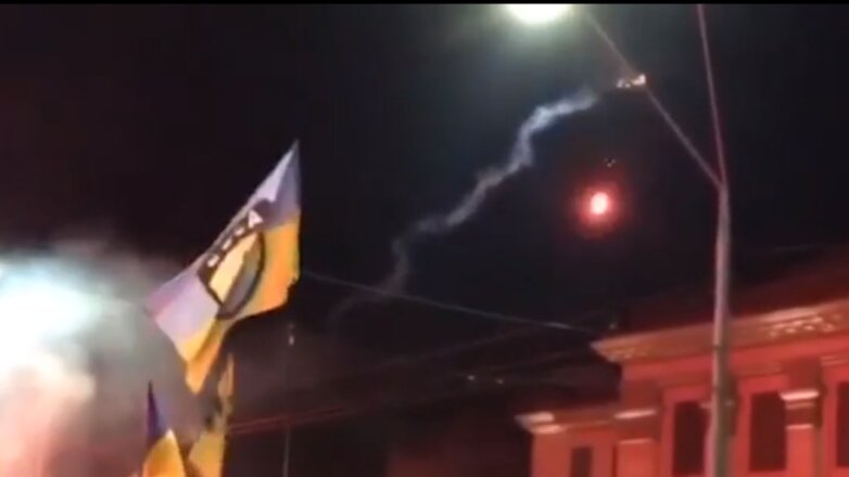 Украинские радикалы обстреляли российское посольство в Киеве