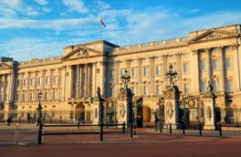 Коронавирус обнаружили у одного из сотрудников Букингемского дворца