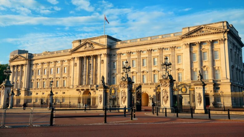 Сотрудник Букингемского дворца украл редкие предметы на сумму до £100 тыс.