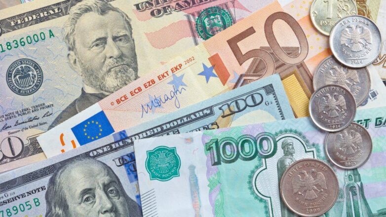 Доллар и евро на Мосбирже превысили 93 и 102 рубля