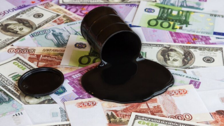 Курс рубля усилил снижение к доллару и евро