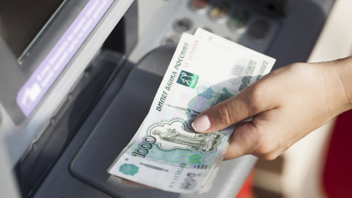 Банки РФ опровергли отказ от денежных переводов через банкоматы
