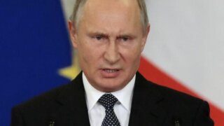 Путин жестко отчитал чиновников и бросил в их сторону ручку
