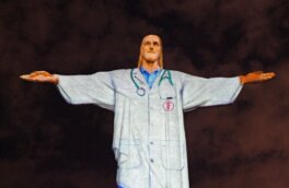 Статую Христа в Бразилии «переодели» в халат врача, чтобы отблагодарить медиков