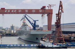 Спуск на воду десантного корабля-гиганта китайских ВМС показали на видео