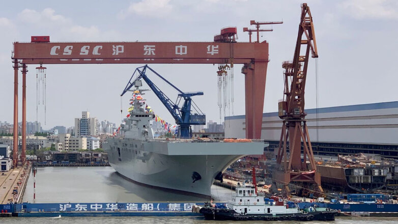 Спуск на воду десантного корабля-гиганта китайских ВМС показали на видео
