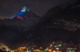 Швейцария окрасила гору Маттерхорн в цвета российского флага