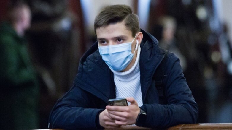 Коронавирус молодой человек в маске метро