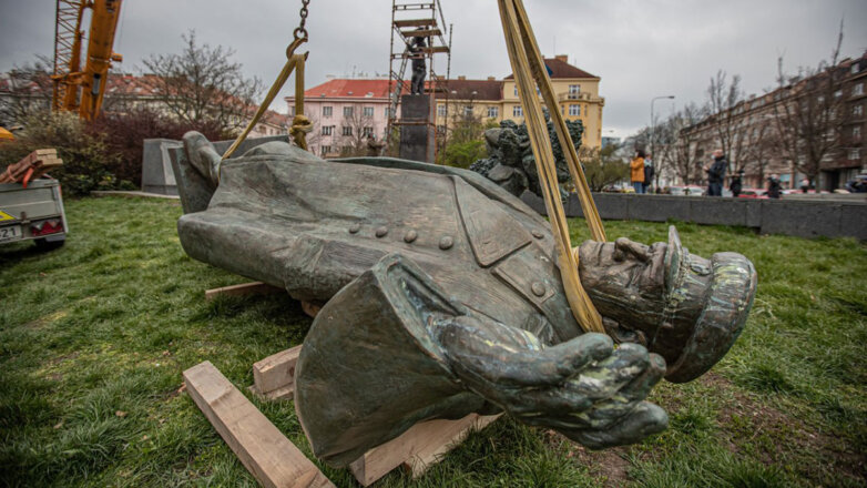 Снос памятника Коневу в Праге
