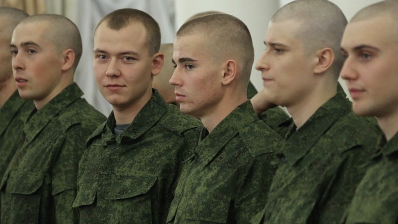 Выпускников российских школ освободили от весеннего призыва