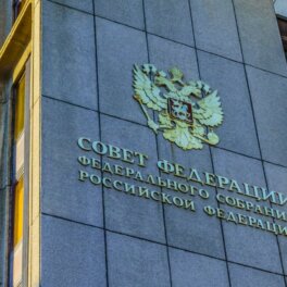 Повышение пошлин для автовладельцев, право на льготы гражданских жен погибших участников СВО, штрафы за разглашение гостайны: какие законы одобрил СФ