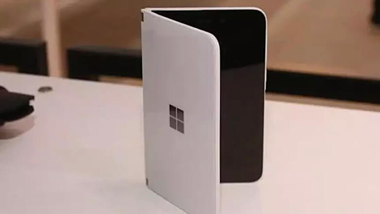 Microsoft запатентовала складной смартфон с тремя экранами