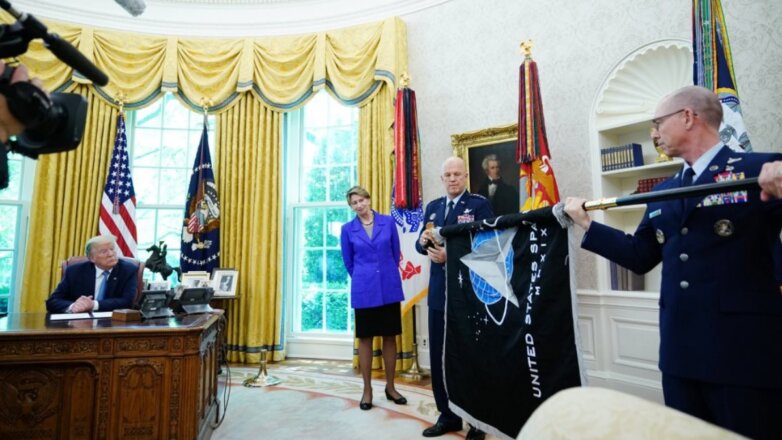 Президент США Дональд Трамп во время церемонии представления нового флага Космических сил США