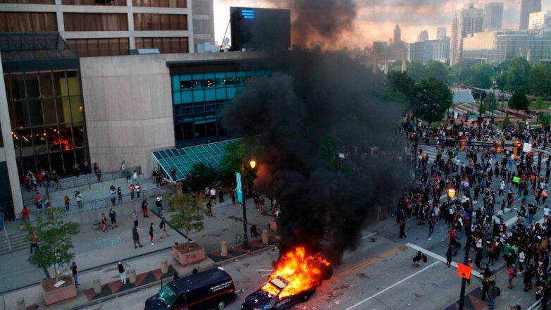 Беспорядки и столкновения с полицией охватили несколько крупных городов в США