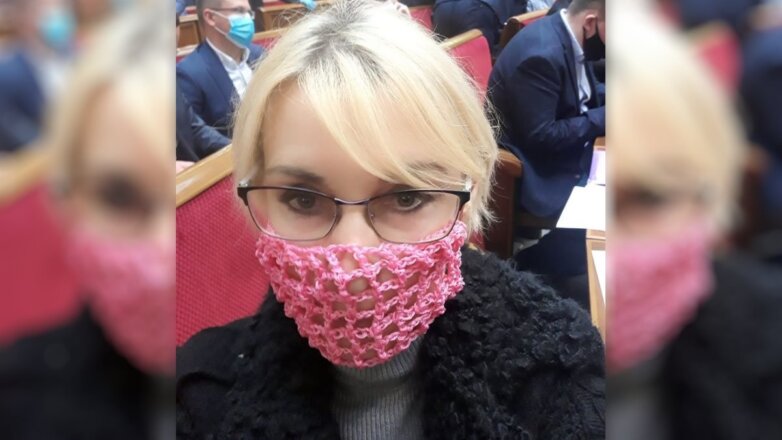 Депутат Рады пришла на заседание в розовой маске «в сетку»