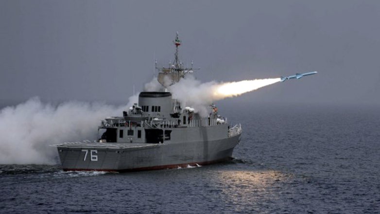 СМИ: Корабли Ирана окружили суда береговой охраны США
