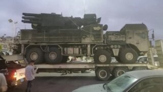 По улицам Триполи провезли захваченный российский «Панцирь-С1»