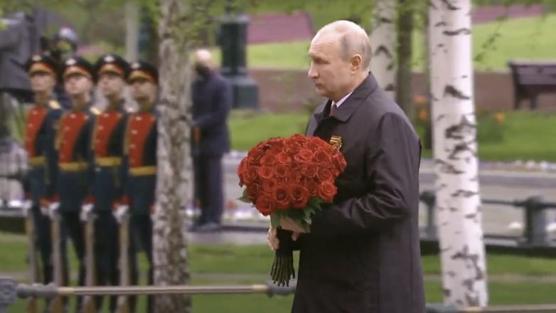 Путин возложил цветы к Вечному огню и поздравил россиян с Днем Победы