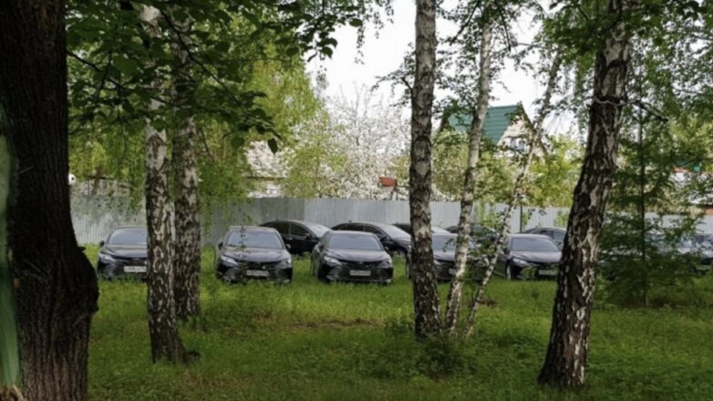 В лесу Челябинска нашли десятки новых правительственных Toyota Camry