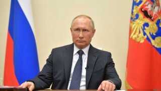 Путин раскритиковал кабмин за формулировки правил выплат медикам