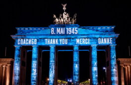 На Бранденбургских воротах в Берлине появилось слово «спасибо» на четырех языках