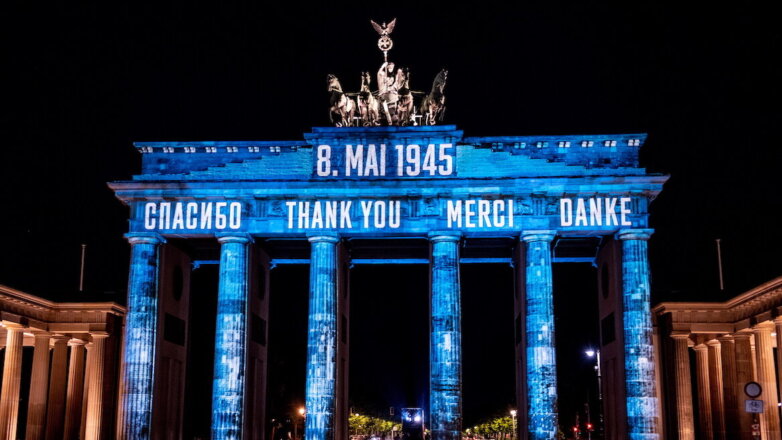 На Бранденбургских воротах в Берлине появилось слово «спасибо» на четырех языках