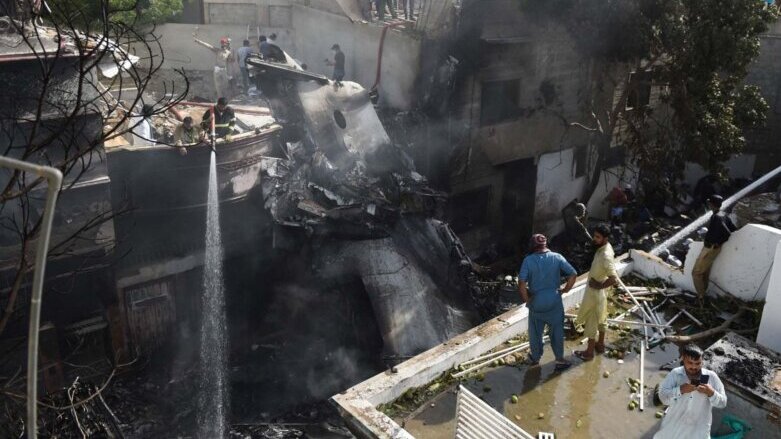Выживший при крушении самолета в Пакистане рассказал подробности происшествия