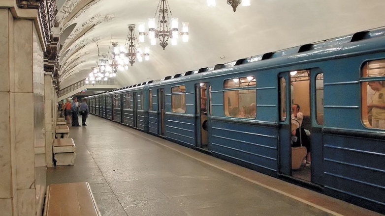 Свободные вагоны в метро Москвы обозначат стикерами