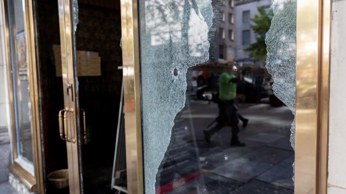 США беспорядки погромы протесты ресторан разбитая витрина