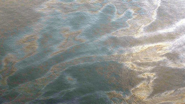 Мазутное пятно после столкновения судов у побережья Сахалина ликвидируют за два дня