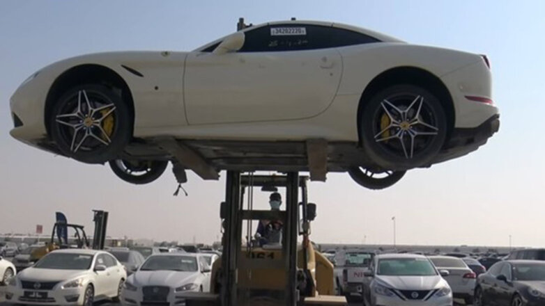 Огромную свалку люксовых суперкаров в Дубае сняли на видео